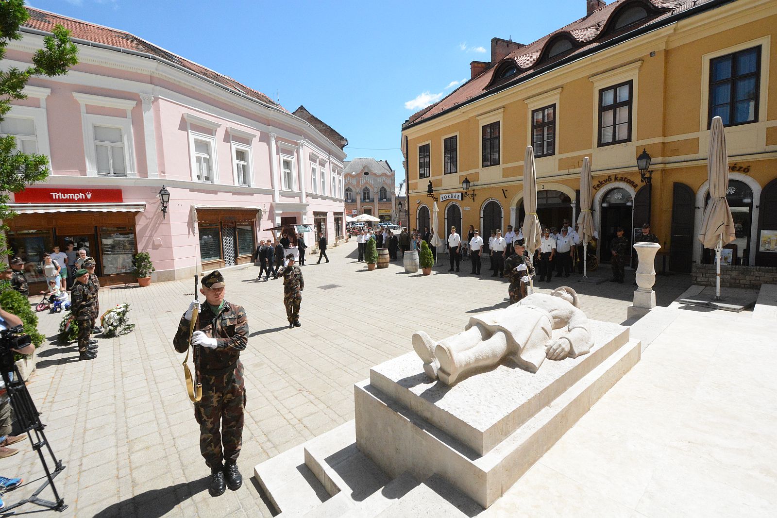 Hősök napi néma koszorúzás Székesfehérváron